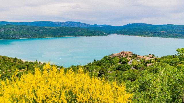 Lac Sainte Croix Du Verdon Au Printemps Avec Vue Sur Le Village
