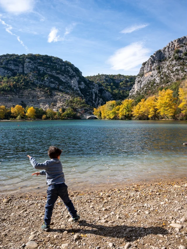 Lac De Quinson Automne Enfant Ad04 Globeblogueurs