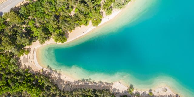 Lac de Sainte-Croix et ses eaux émeraude vue aérienne