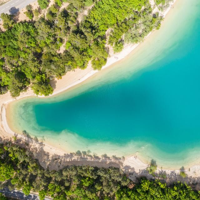 Lac de Sainte-Croix et ses eaux émeraude vue aérienne