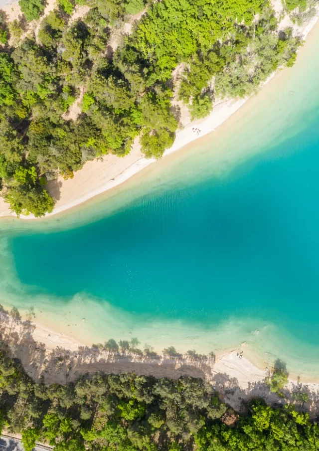 Lac de Sainte-Croix et ses eaux émeraude vue aérienne