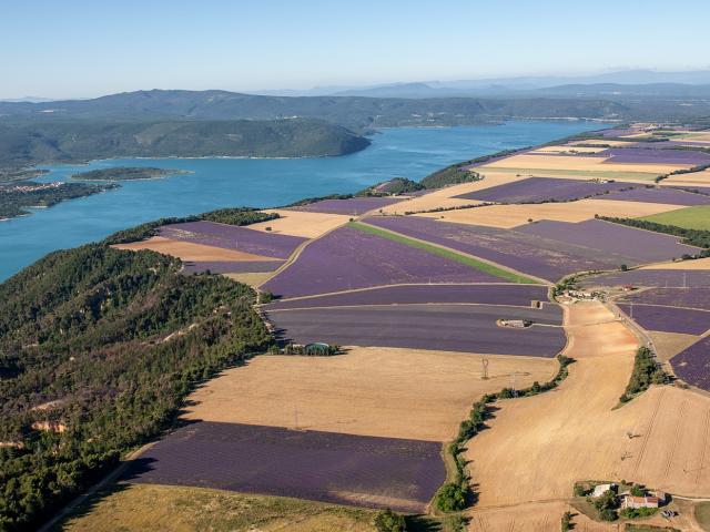 Vue aérienne du lac de Sainte Croix-du-Verdon et du plateau de Valensole