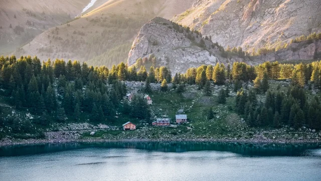 Rifugio di montagna, Lac d'Allos al sorgere del sole nel Parco Nazionale del Mercantour