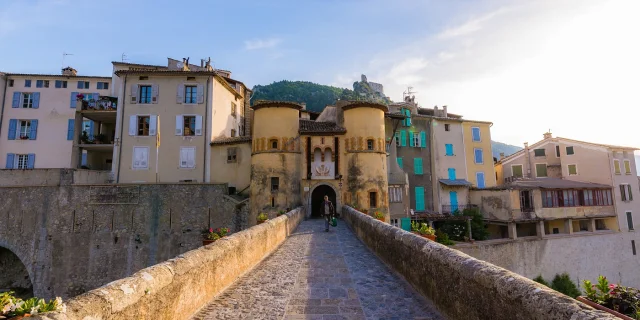 Porte d'entrée du village d'Entrevaux et son pont-levis