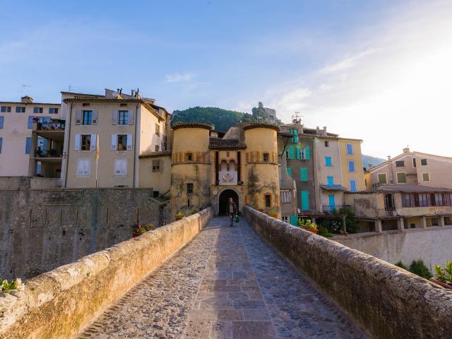 Porte d'entrée du village d'Entrevaux et son pont-levis