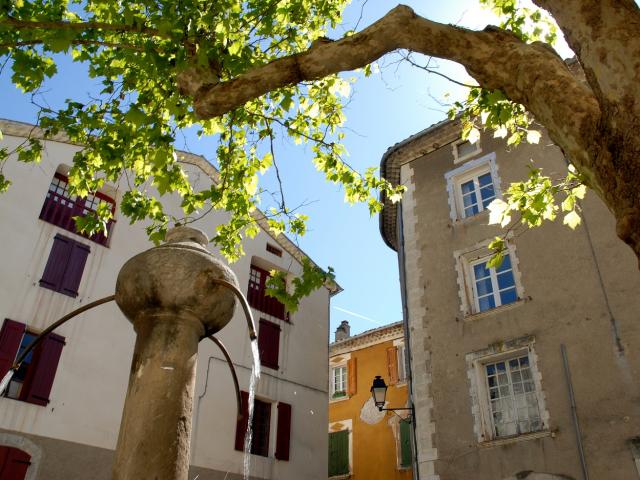 Placette d'Entrevaux et sa fontaine