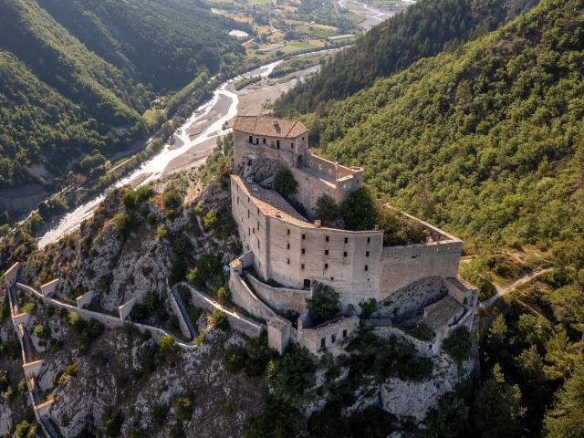 Vue sur la vallée et la citadelle d'Entrevaux