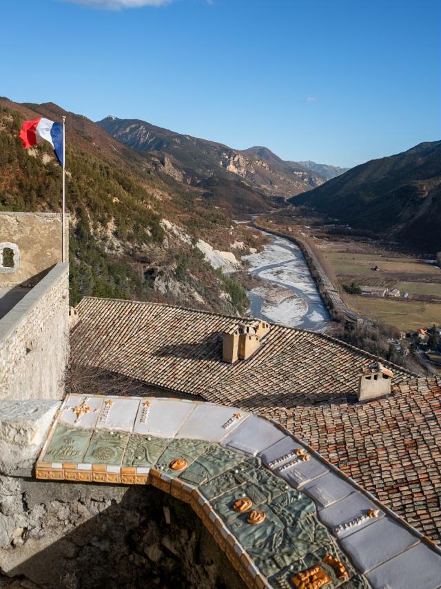 Vue de la citadelle d'Entrevaux et musée de la poudrière
