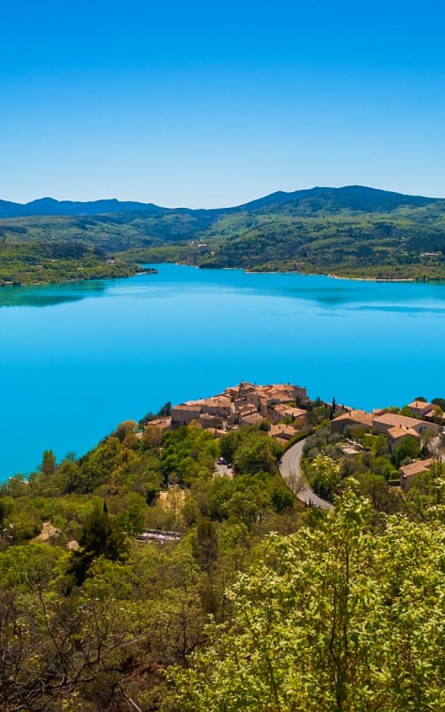 Lac de Sainte-Croix et le village de Sainte-Croix du Verdon