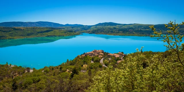 Lac de Sainte-Croix et le village de Sainte-Croix du Verdon