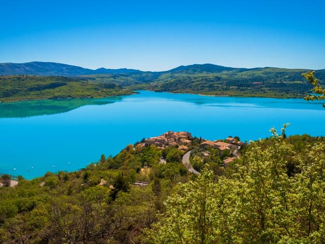 Lac de Sainte-Croix et le village de Sainte-Croix du Verdon