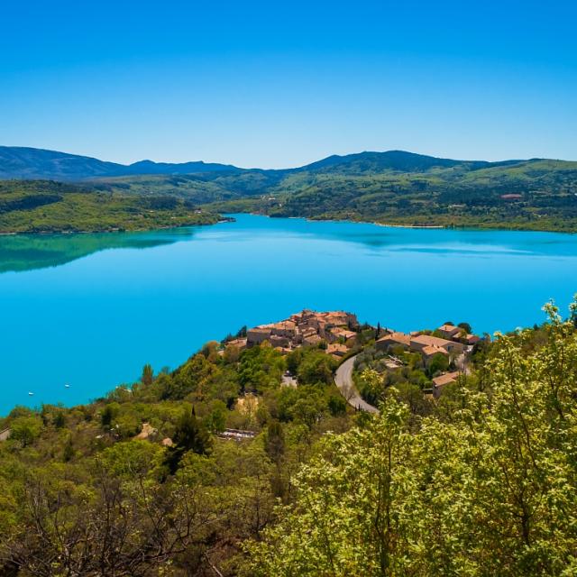 Lac de Sainte-Croix et le village de Sainte-Croix du Verdon
