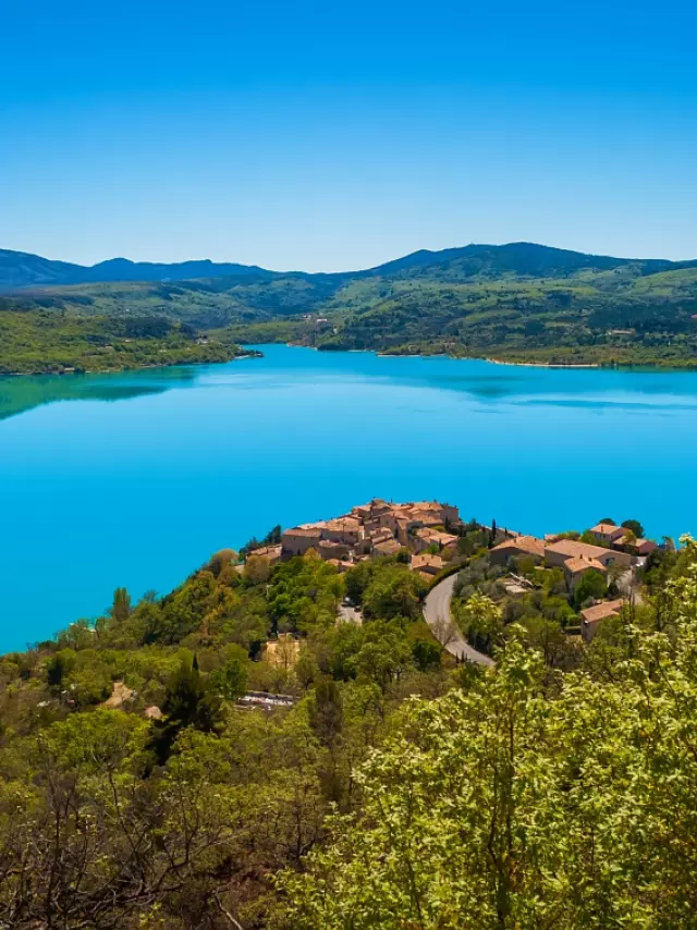 Lac de Sainte-Croix et le village de Sainte-Croix du Verdon