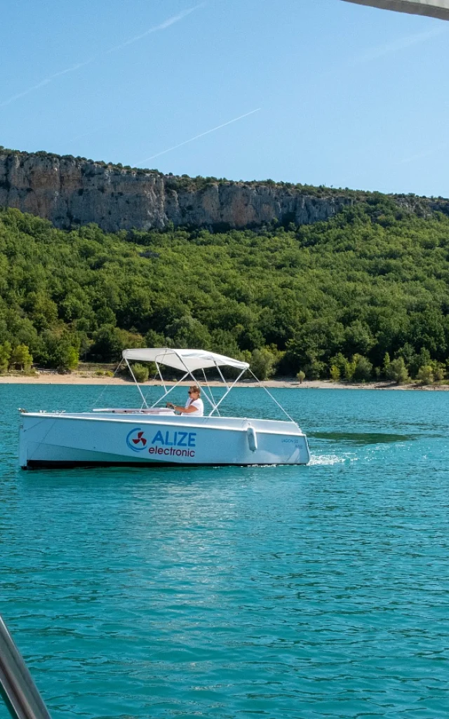 Bateau électrique sur le lac d'Esparron, Alizé Electonic