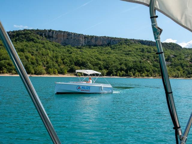 Bateau électrique sur le lac d'Esparron, Alizé Electonic