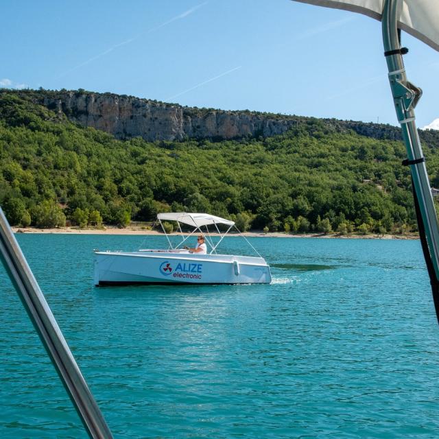 Bateau électrique sur le lac d'Esparron, Alizé Electonic