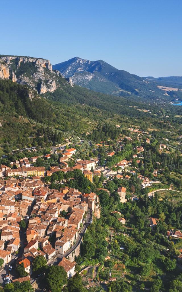 Moustiers-Sainte-Marie avec Lac de Sainte-Croix en arrière-plan
