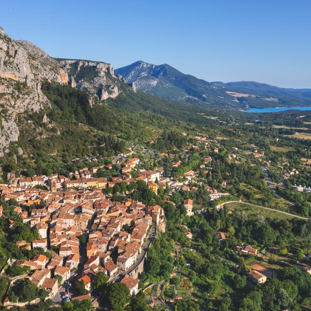 Moustiers-Sainte-Marie avec Lac de Sainte-Croix en arrière-plan