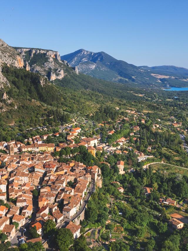 Moustiers-Sainte-Marie avec Lac de Sainte-Croix en arrière-plan
