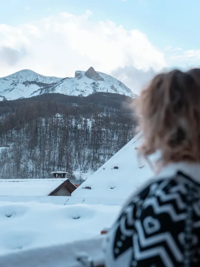 Vue sur les montagnes enneigées du Val d'Allos