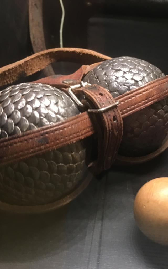 Boules cloutees du musee des Tourneurs