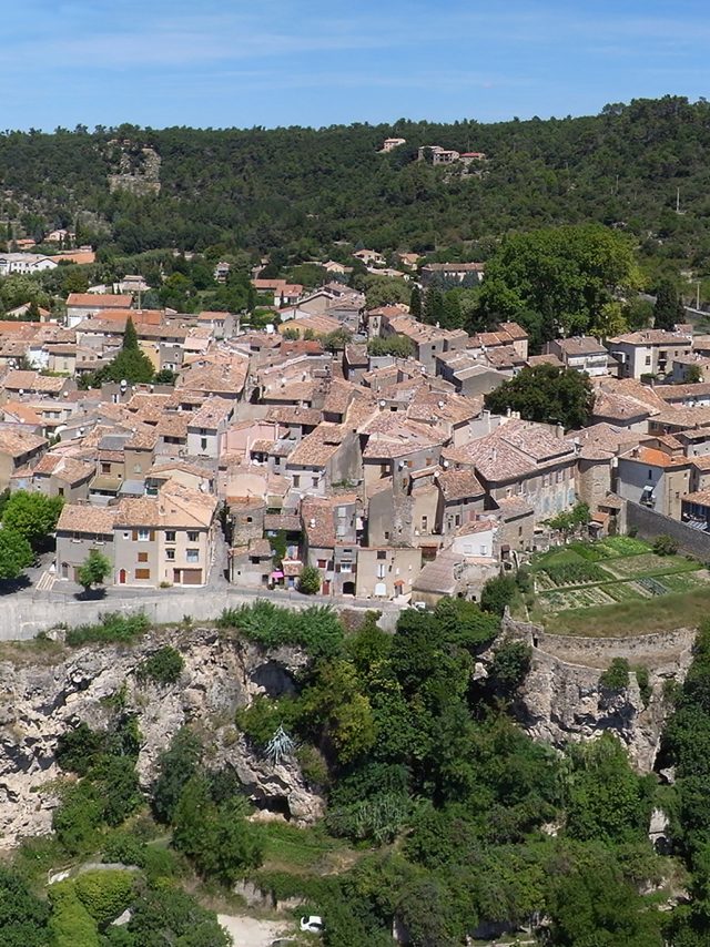 10 AOût 2011 VARAGES 83670 vues du village long 05°57'36 E lat 43°35'51 N 132533 132534 132535