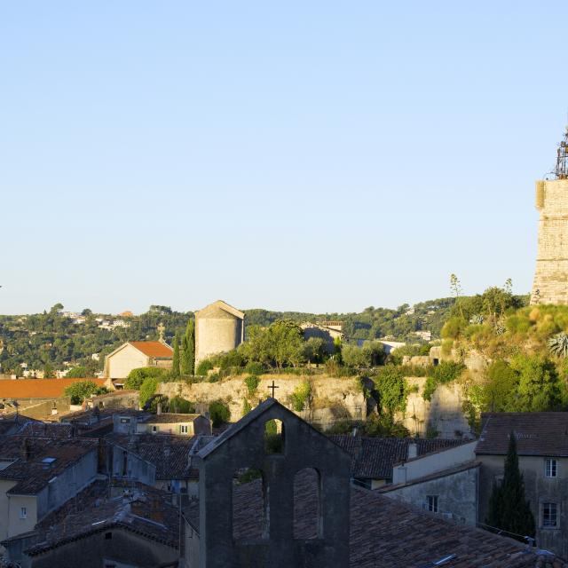 France, Var (83), Dracenie, Draguignan, tour de l'Horloge et son campanile en fer forge et l'eglise Saint Michel