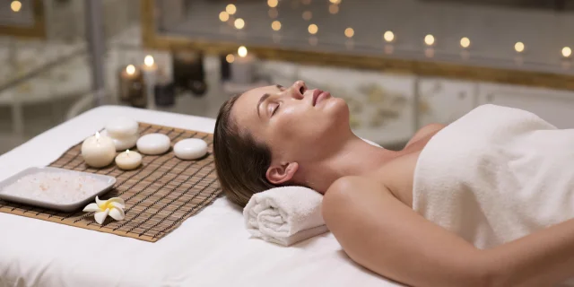 Coup Moyen Femme Portant Serviette - SPA