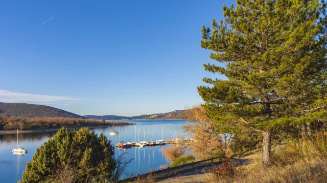 Toine Vue Sur Lac Et Le Port Des Salles Ph. Murtas